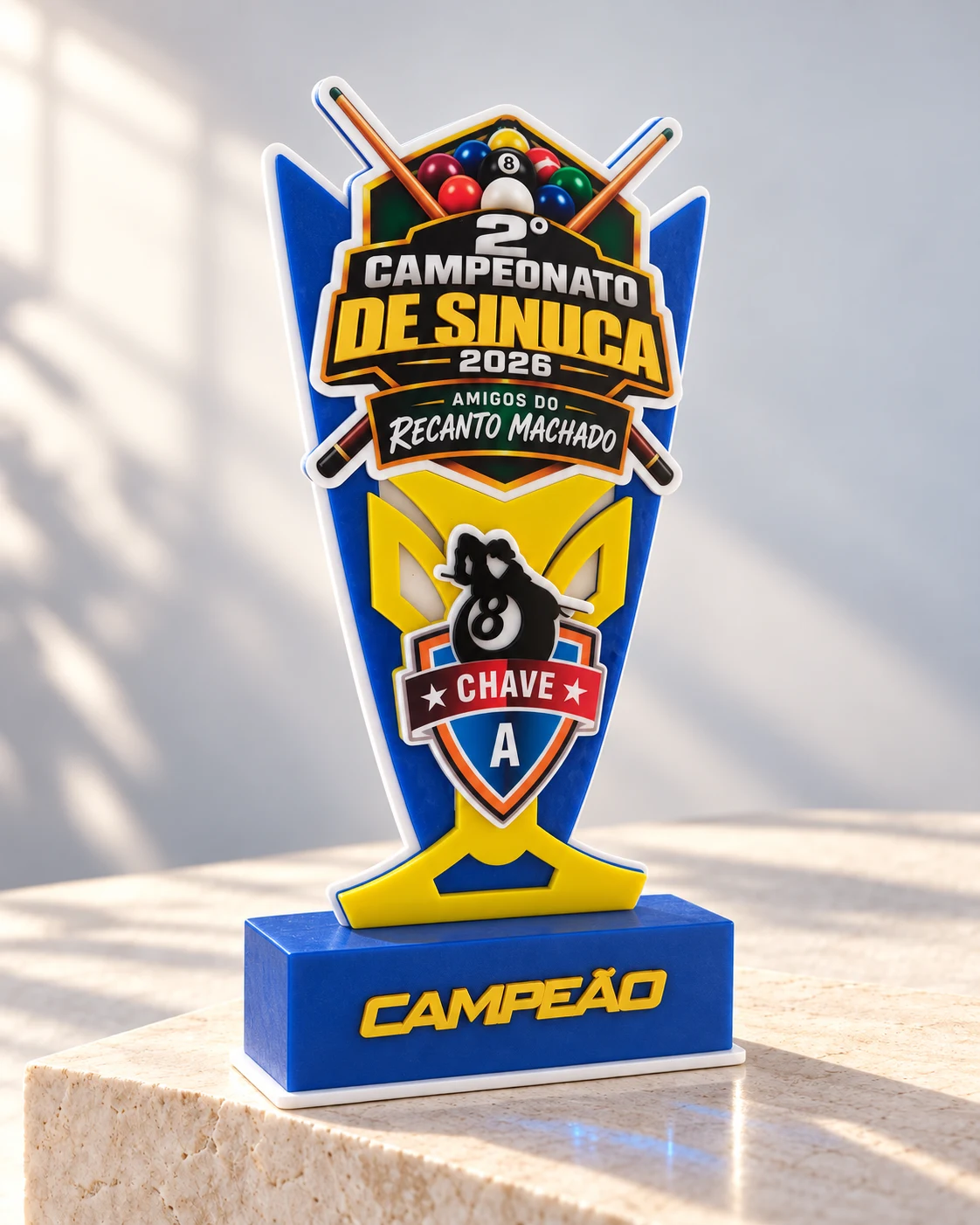 Troféu azul e amarelo do Campeonato de Sinuca 2026, Chave A, sobre base clara de estúdio